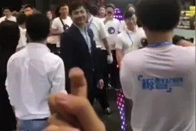 粉丝对沈腾喊出“你过来呀”！！腾哥的反应太绝了！！视频封面