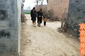 两个闺女来娘家偷油被妈妈撞见，太搞笑了！视频封面