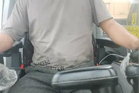 学挖机很难，八个动作要连惯操作，要学精需要二年视频封面