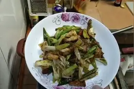 大葱炒酥肉，这样做太好吃了，很精致的一道菜，太美味了