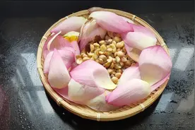 新鲜的荷花用来煲糖水，消暑解渴，养心安神，非常适合夏天喝视频封面