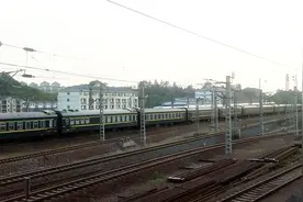 普铁和高铁相遇：上海南-厦门K1209次出站，长沙南-宁波G1418进站视频封面