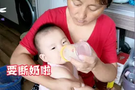 8个月宝宝要断奶了，一口气喝1瓶奶粉，爬着去扒垃圾桶，真调皮！