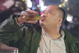 这俩兄弟太够意思了！大哥想要喝酒，弟弟竟然往空瓶里尿尿