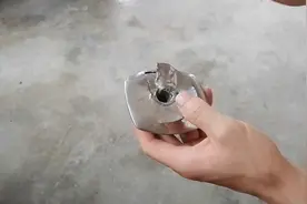 摩托车油箱盖钥匙丢了需要更换，怎样快速的给它打开？