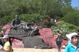 涠洲岛火山岩，石头好象是烧烂了的，是火山的魔力吗？