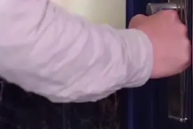 一岁小孩被丢在家里，小时保姆出去打麻将 续集视频封面