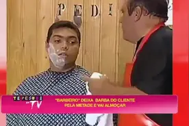 巴西恶搞-坏老头给顾客刮胡子刮到一半去吃饭-顾客愤怒揍之视频封面