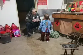 喜欢玩瓶子跟瓶盖的小朋友，看看是怎么教爸爸拧开瓶盖的？