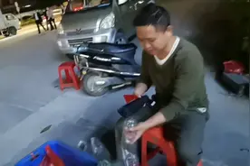 广州狮岭皮具厂停工没事做，小伙摆地摊赚生活费，卖橘子5元一袋