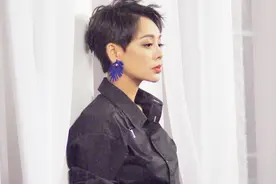 47岁宁静儿子雷纳近照曝光，混血颜值高，身材魁梧健硕视频封面