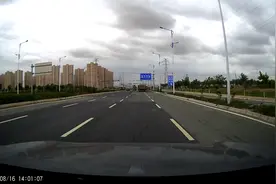 问大家个问题。绿灯闪着直接变红灯算闯红灯吗？