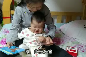 十周岁姐姐给七个月弟弟读书，有模有样的，弟弟:我姐对我真好?视频封面