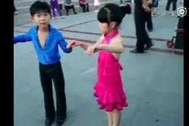 实拍：两少儿在公园跳广场舞，引众人围观