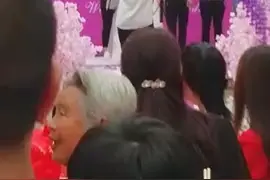 陕西临潼结婚，证婚人不能代表国务院只能代表政府人员给颁发结婚视频封面