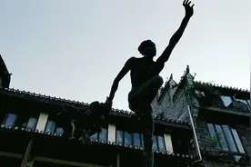 凤凰古城人来人往，沱江边的这位救人烈士，你可知道他的故事视频封面