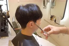 男士发型别再铲光光了，现在流行“盖盖头”，很帅很时尚