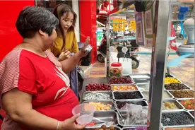 实拍福建省泉州石狮市的老街道，马路很窄，电动车真多，有点味道