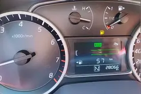 日产轩逸刚亮加油黄灯，再去加油到跳枪能装多少升油呢？进来看看