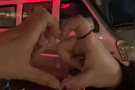 晚上约了两个女孩去玩，三人相处的很融洽，高兴的姑娘在路边比心