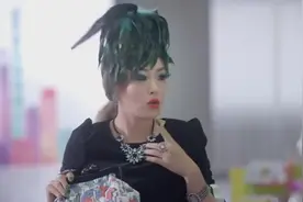 不愧是主编，困扰编辑部众人的问题她轻松解决，这造型也够亮眼！视频封面