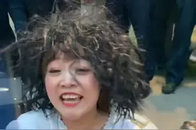 乞丐小妹发火了，一首《送亲》，感动所有人！