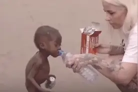 当年讨水喝的非洲小男孩，现在怎么样了？看完感到欣慰！