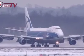 飞行员教你开飞机：飞机最怕什么天气？冬天坐飞机可要注意啦视频封面