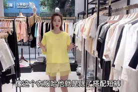 亮黄色镂空大版体恤搭配牛仔5分裤，时尚潮流遮肉还衬皮肤白