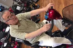 张滌华介绍和美德702型智能老年人电动代步车的使用场景