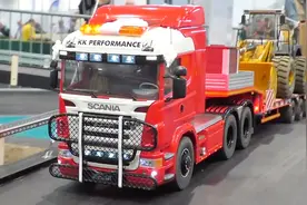 斯堪尼亚大卡车，后面还拉着一台大铲车，模型做的像真的一样！视频封面