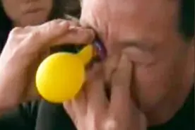 奇人竟能用眼睛吹气球，还会用鼻子喝水，然后从眼睛里喷出来写字