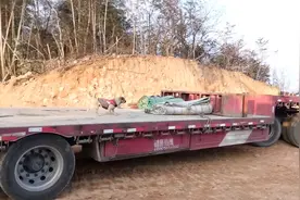 货车带只狗既能看货也能看油箱，司机晚上可以安心睡觉了。