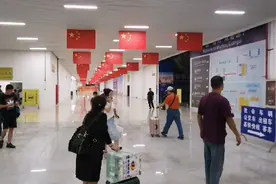 梧州高铁南站换乘公交是在室内，没想到这个点人很多、好挤呀！