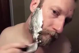 外国小伙被女友嫌弃邋遢，把胡子刮干净后，颜值堪比小鲜肉！视频封面