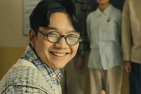 洛小乙交给苗婉秋入团申请书，内容怎么是这样的？惹同学哈哈大笑