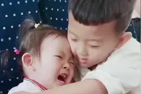 相差三岁的兄妹，妹妹在车上哭，哥哥是这样哄她的，哥哥真有办法