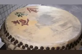 小阳捡到一个舞狮鼓，鼓面纯牛皮制作，10几年了依旧能使用。