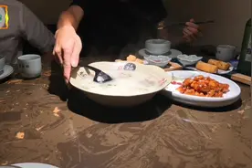 打工妹发工资 和同事私下聚餐 4个人才花250元 网友：这小日子…视频封面