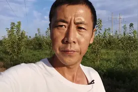 果园里用灭草剂，会给果树带来伤害视频封面