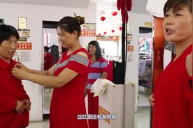 农村妯娌俩在40度的高温天气下，却穿厚毛衣，逗得旁人哈哈大笑视频封面