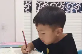 刚上一年级的孩子一到写作业时就哭鼻子！家长该怎么办？视频封面