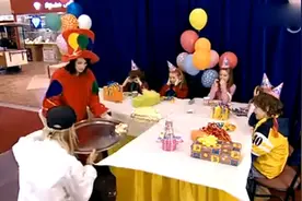恶搞路人：小女孩过生日，路人把蛋糕掉地上了，小女孩伤心大哭视频封面