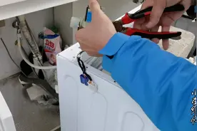 用户说洗衣机下面有水，外面没发现问题点，我该怎么修！