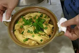 教大家酿鸡蛋的新吃法，泡面火腿肠酿鸡蛋双层的香味，太好吃了