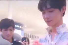 阿令开机拜的都是月老，就只有舅舅拜的关二爷