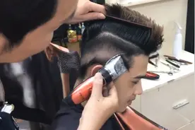 小哥长发直接剪成露额头的短碎发，清爽好打理，帅气很精神