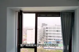 房间宽度较窄，飘窗又是内开窗，靠窗做柜子最好预留装窗帘的空间视频封面