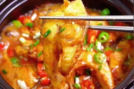 砂锅炖鱼的家常做法，香味四溢又好吃，肉嫩鲜香吃不腻。视频封面