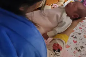孩子不吃母乳的原因找到了，这样的月嫂该不该换？